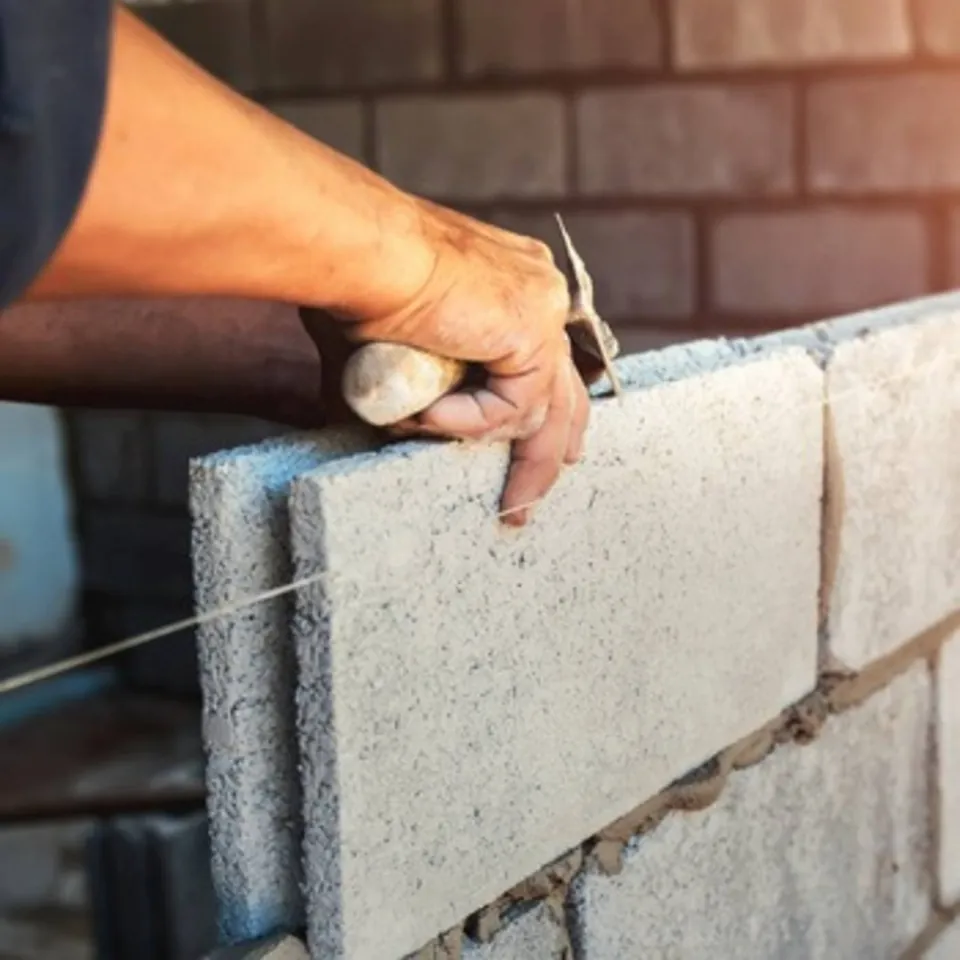 Chantier de maçonnerie : montage d'un mur en parpaings dans l'Oise