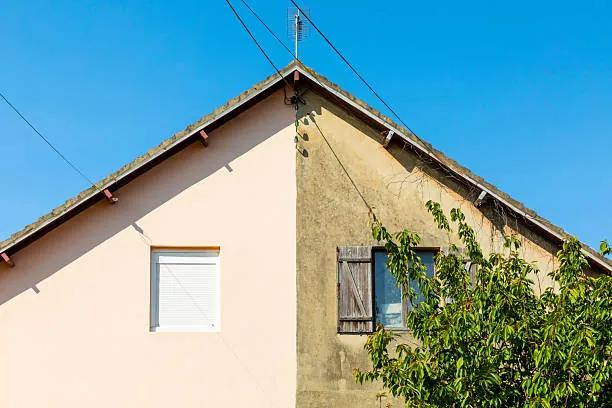 Application manuelle d'un enduit de façade